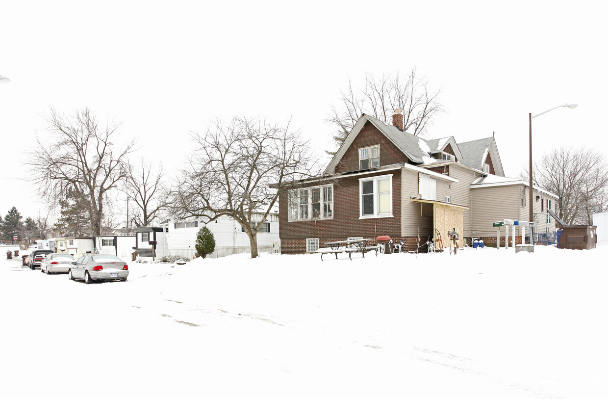 Building Photo - Pine Grove