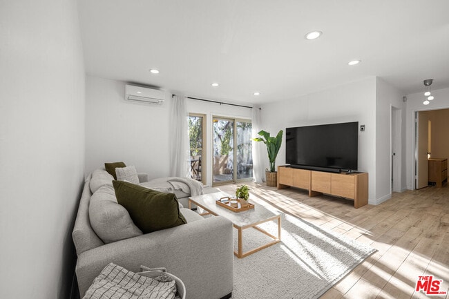 Foto del edificio - 5651 Windsor Way