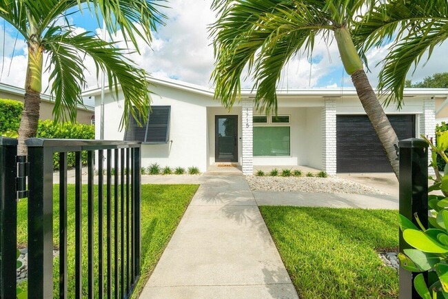 Building Photo - 1715 N Lakeside Dr