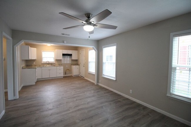 Building Photo - 2 bed, 1 bath home in Oak Cliff