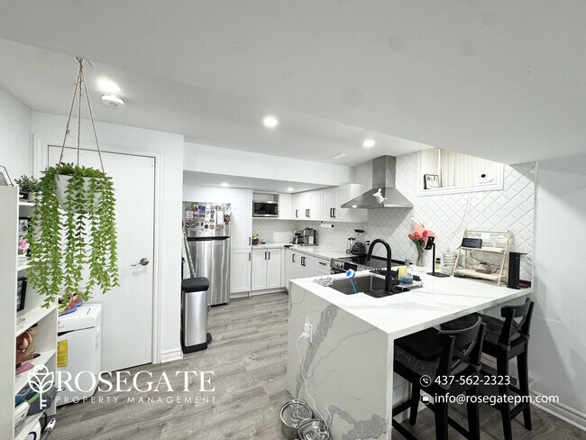 Photo du bâtiment - Spacious 1-Bedroom Walkout Basement Apartment with Utilities & Internet Included in Etobicoke