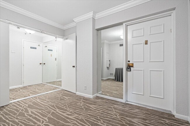 Building Photo - 7564 Regency Lake Dr