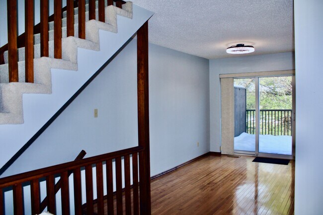 Vista desde la sala de estar al comedor - 10523 Briston Ct