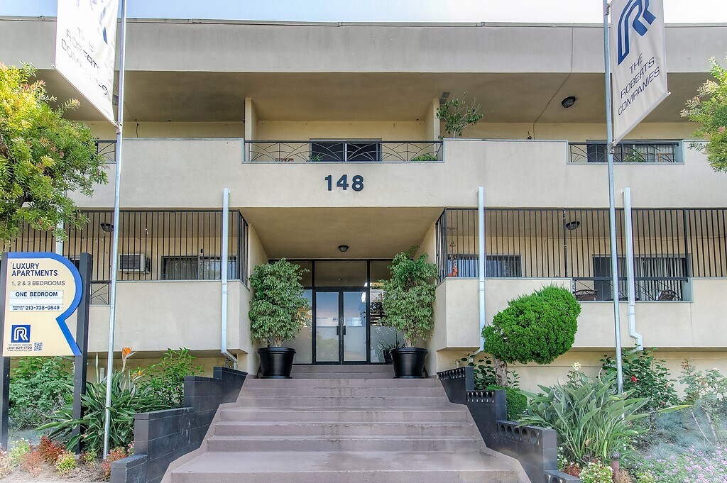 Building Photo - 148 S St Andrews Pl