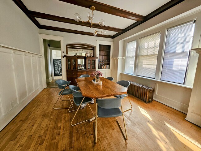 Foto del edificio - 2942 N Frederick Ave