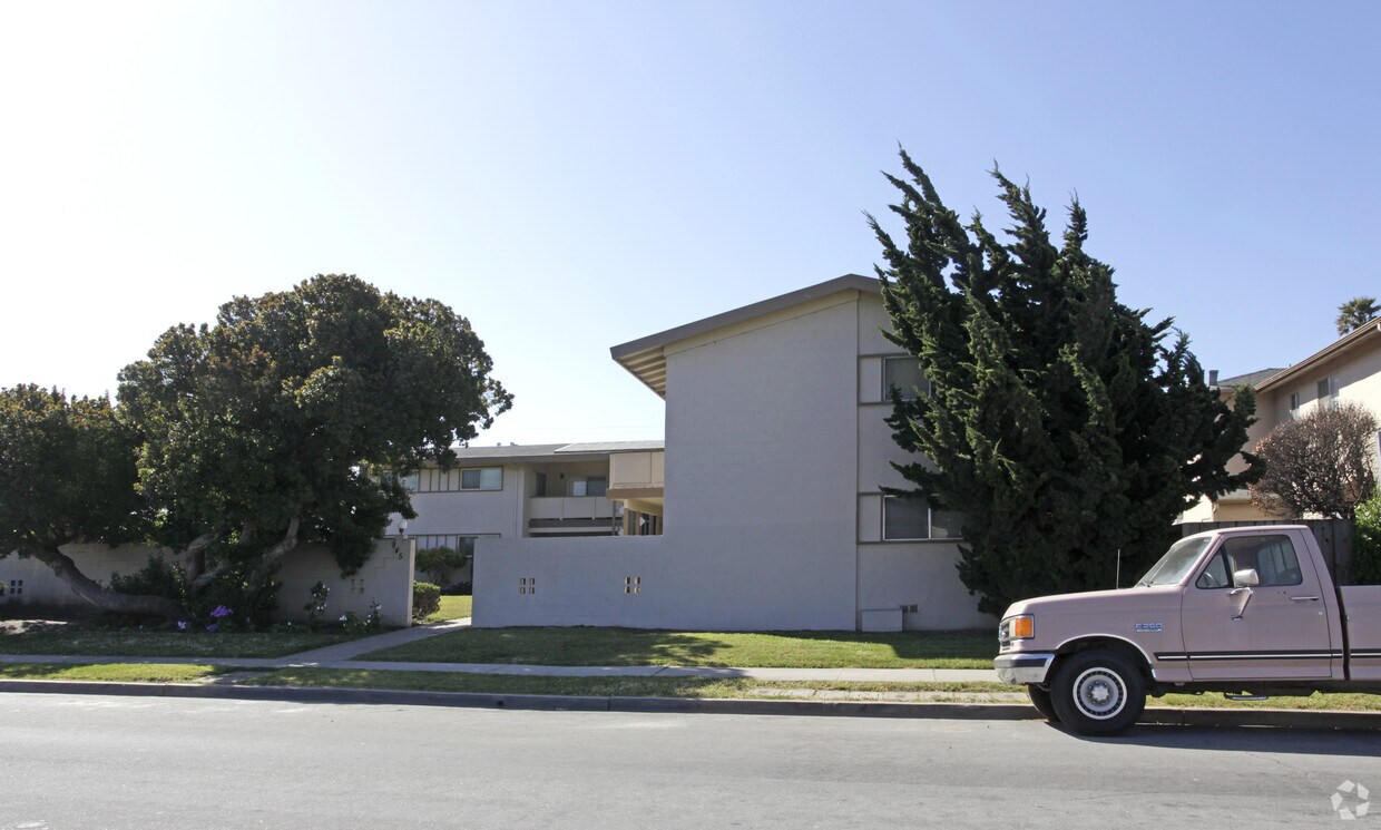 Building Photo - 929-945 University Ave