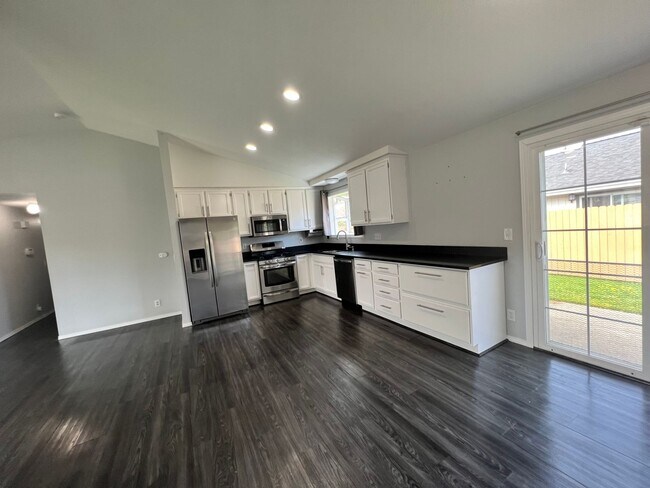 Building Photo - 3 bedroom, 2 bath single level home in Mckinleyville with Double Car Garage!