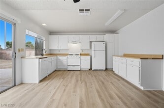 Building Photo - 4732 Lakestream Ave