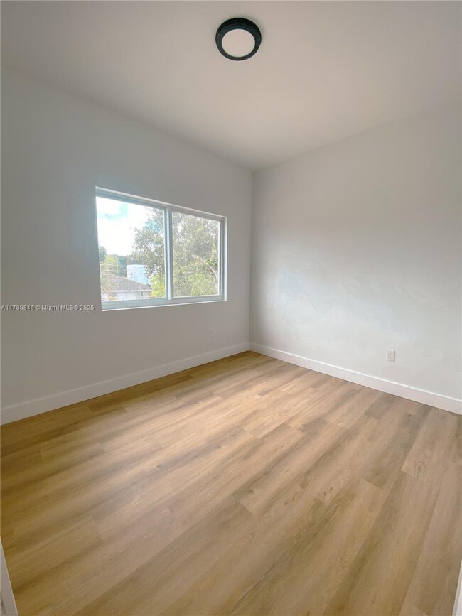 Building Photo - 4 bedroom in Miami FL 33142