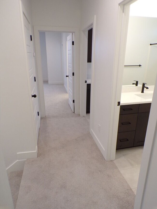 Building Photo - Beautiful Former Model Home 4 Bed 3.5 Bath...
