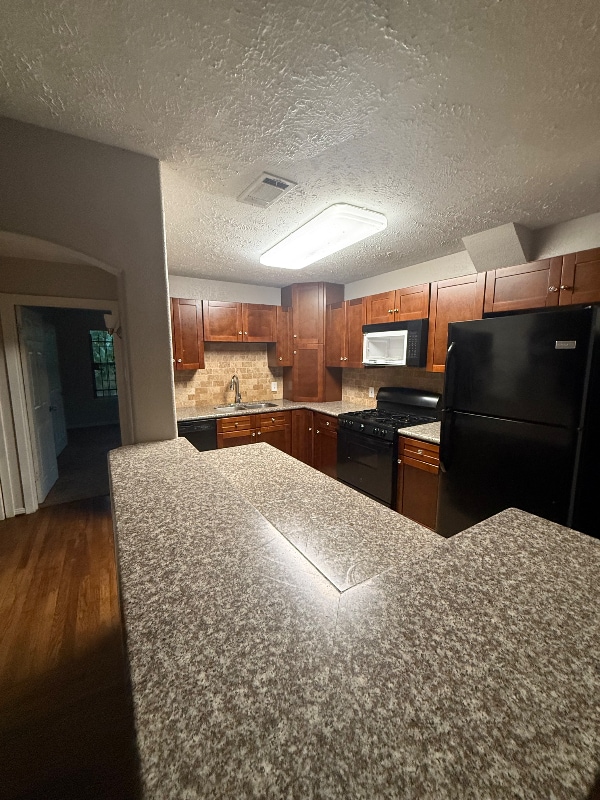 Foto del edificio - 5942 Willow Glen Dr