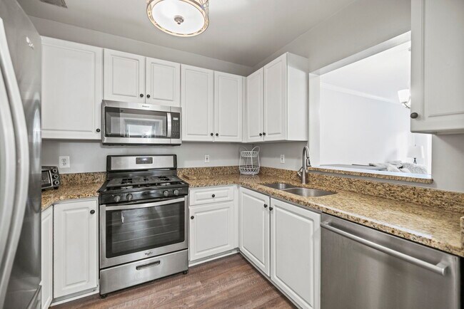 Foto del edificio - 7011 Falls Reach Dr