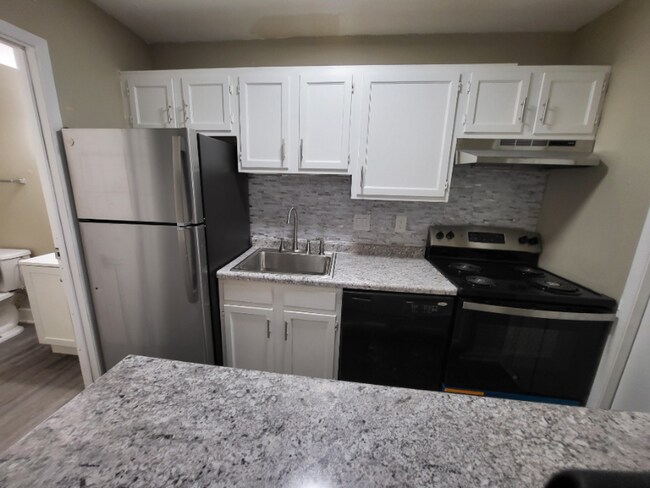 Building Photo - 905 W 11th St N