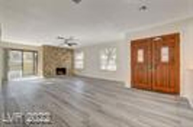 Building Photo - Elegant Remodeled Townhome in Gated Community