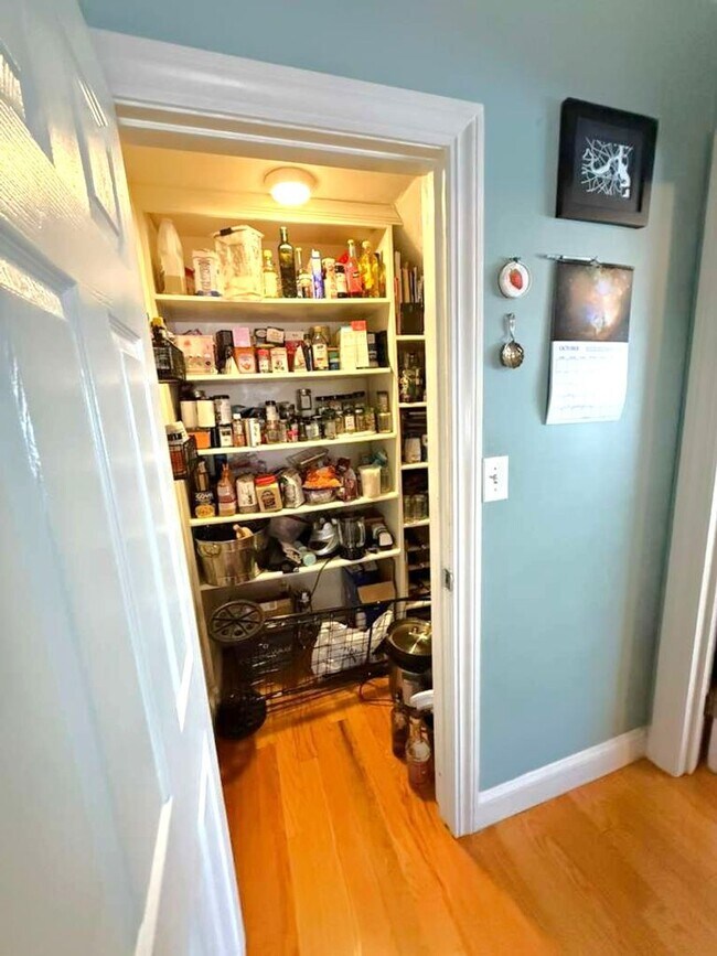 Foto del edificio - Spacious and updated 3-bedroom condo just 2 blocks from Airport T Station!