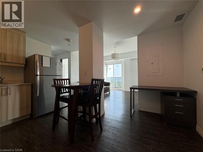 Photo du bâtiment - 158 King St N