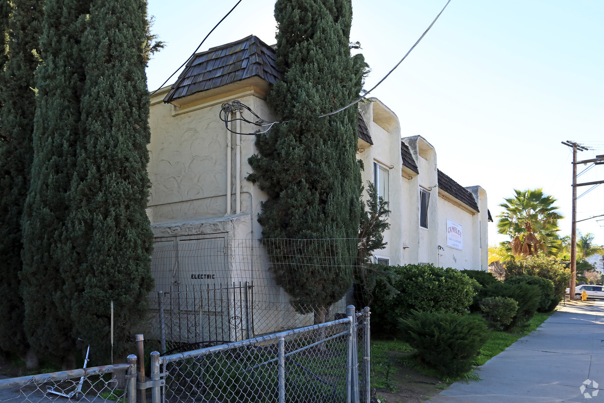 Building Photo - Camelot Apartments