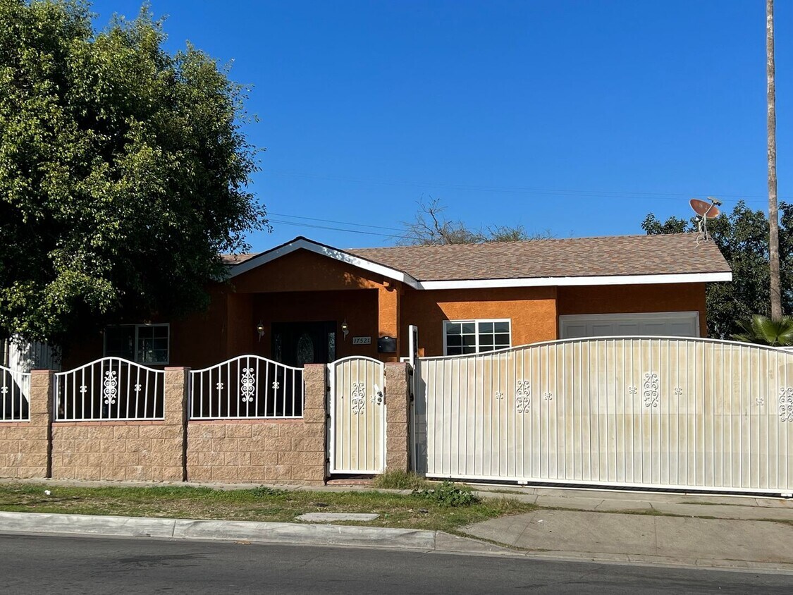 Foto principal - Beautiful 4-Bedroom Home with Large Yard a...