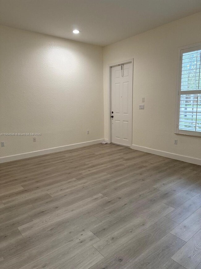 Foto del edificio - 705 SW 147th Ave