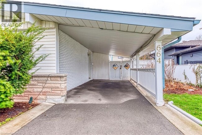 Photo du bâtiment - 664 Geneva Park Dr