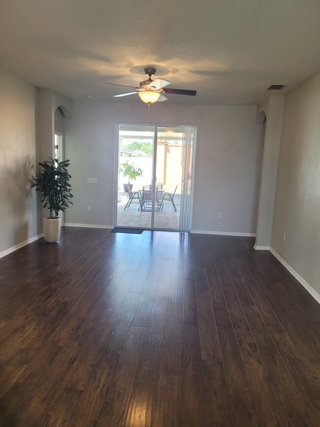 Building Photo - 670 Highland Meadows St