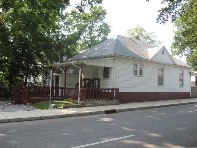 Building Photo - *2026* -  4 Bedroom House close to Campus,...