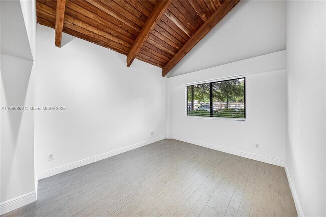 Foto del edificio - 1050 NE 129th St