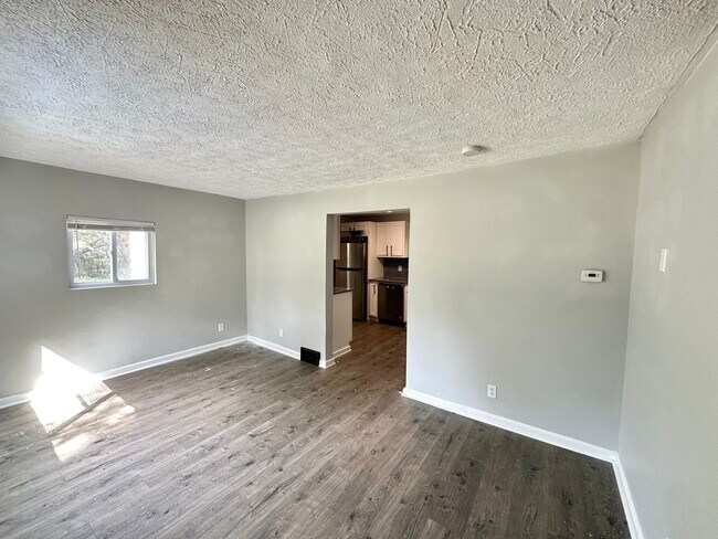 Foto del edificio - Updated 3 Bed, 1 Bath Home in Penn Hills - Quiet Street, Private Deck - Available Immediately!