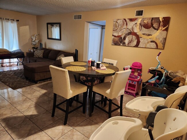 Building Photo - 2Bed/2Bath