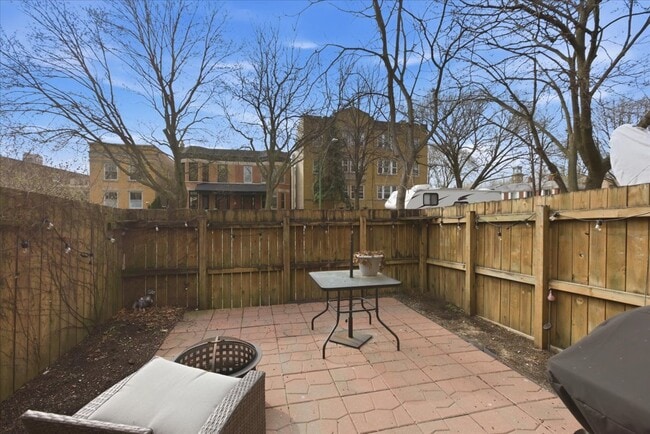 Foto del edificio - 1631 W Belle Plaine Ave