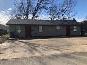 Building Photo - 302 E Benton St