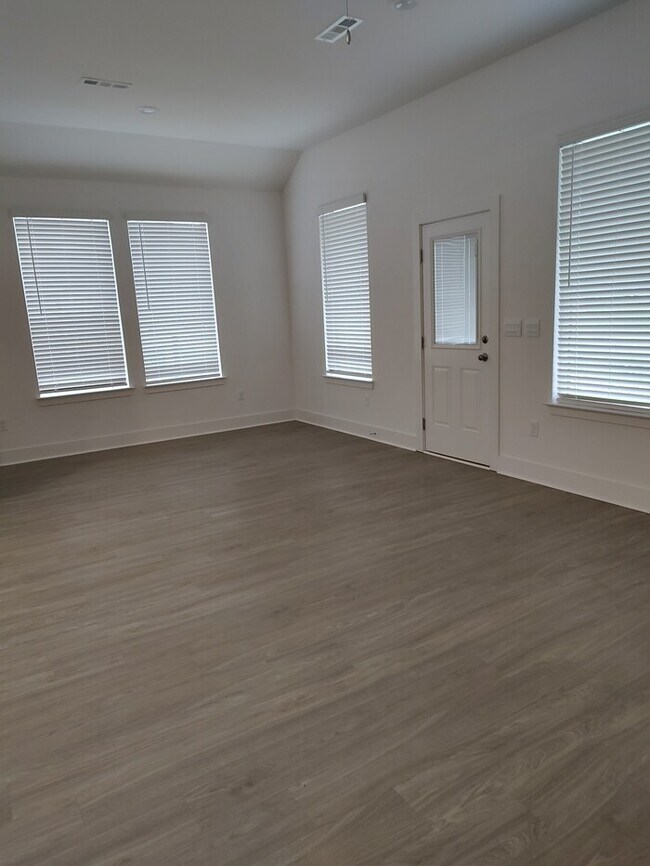 Foto del edificio - New Construction, one level home