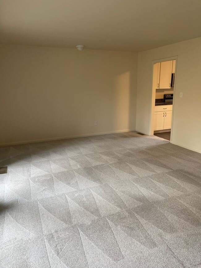 Building Photo - 105 Foxfire Dr