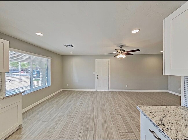 Building Photo - 420 E Tulane Dr