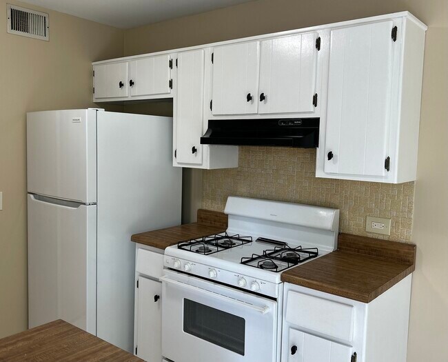 Foto del edificio - 93 Lambert Dr