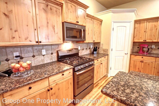 Building Photo - 4 br, 2.5 bath House - 3757 N. Quenzer Way