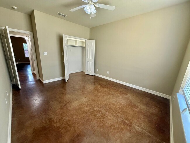 Foto del edificio - Elegant 4-bed/2-bath plus Garage!