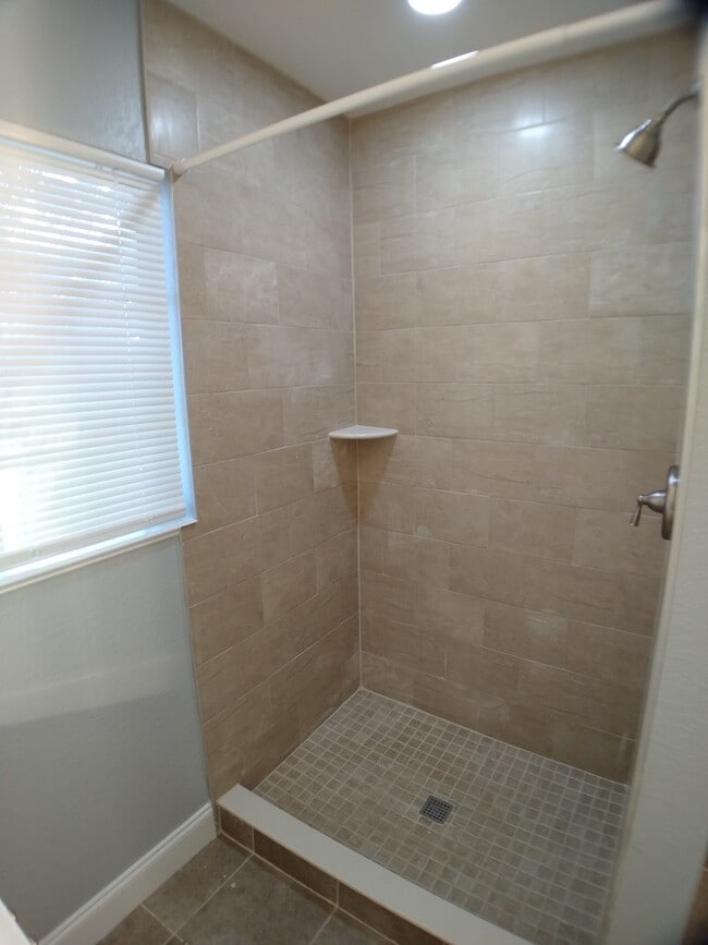 Main bathroom - 101 N Venus Ave