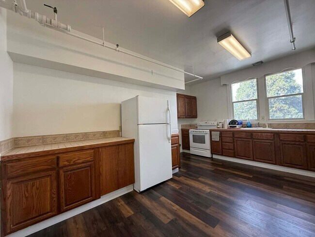 Building Photo - 2BR/1Bath 1500 Sq Foot Apartment - Newly Renovated