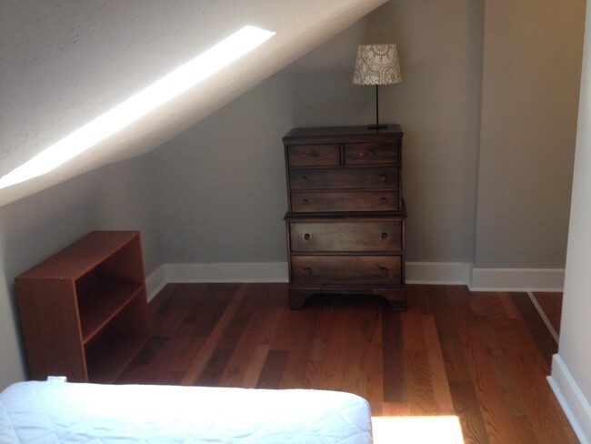 bedroom - 935 Washington Ave
