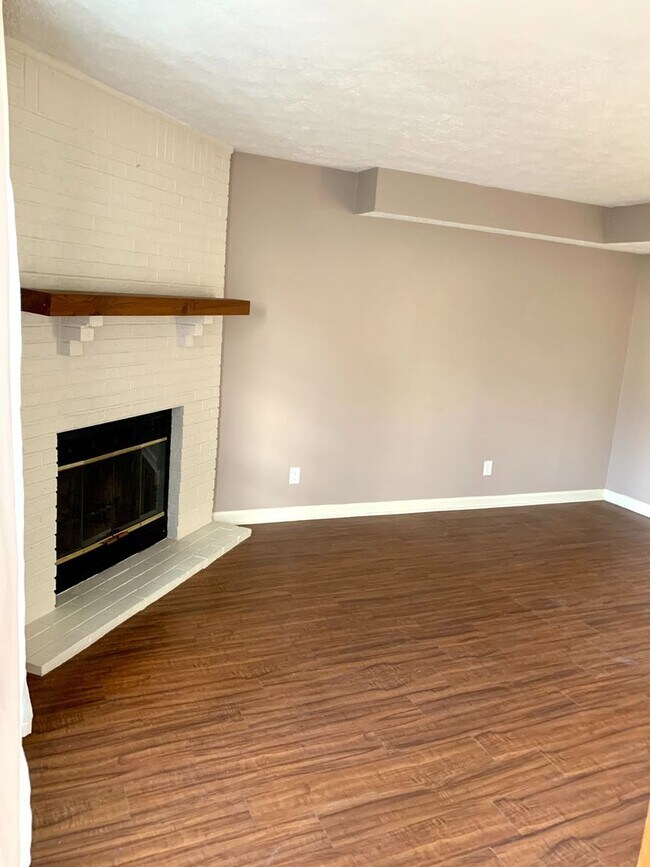 Building Photo - Gorgeous 2 Bed, 1.5 Bath Condo Available A...