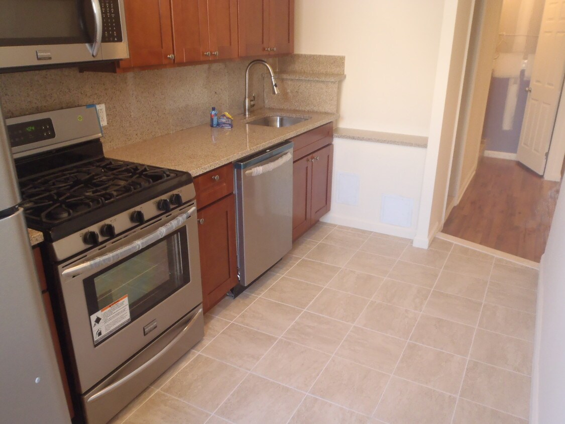 Primary Photo - 3305 Broadway