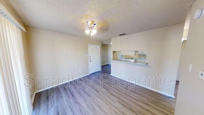 Foto del edificio - 200 Bosque Rd