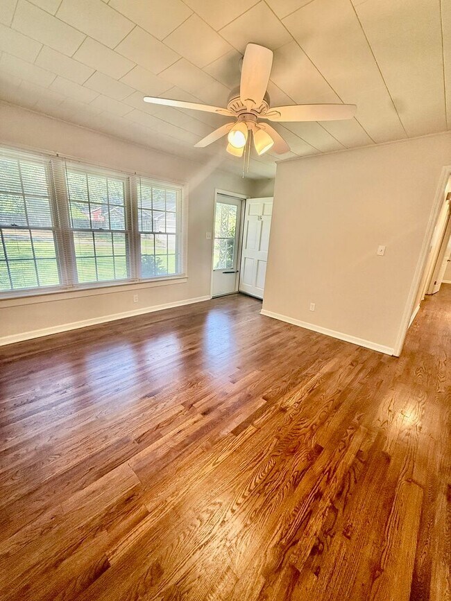Building Photo - Modern Comfort Meets Classic Charm