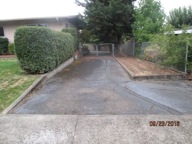 Foto del edificio - Wonderful 3 bedroom 2.5 bath home with lar...