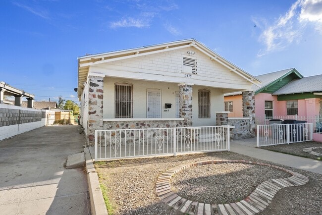Foto del edificio - 3418 Yandell Dr