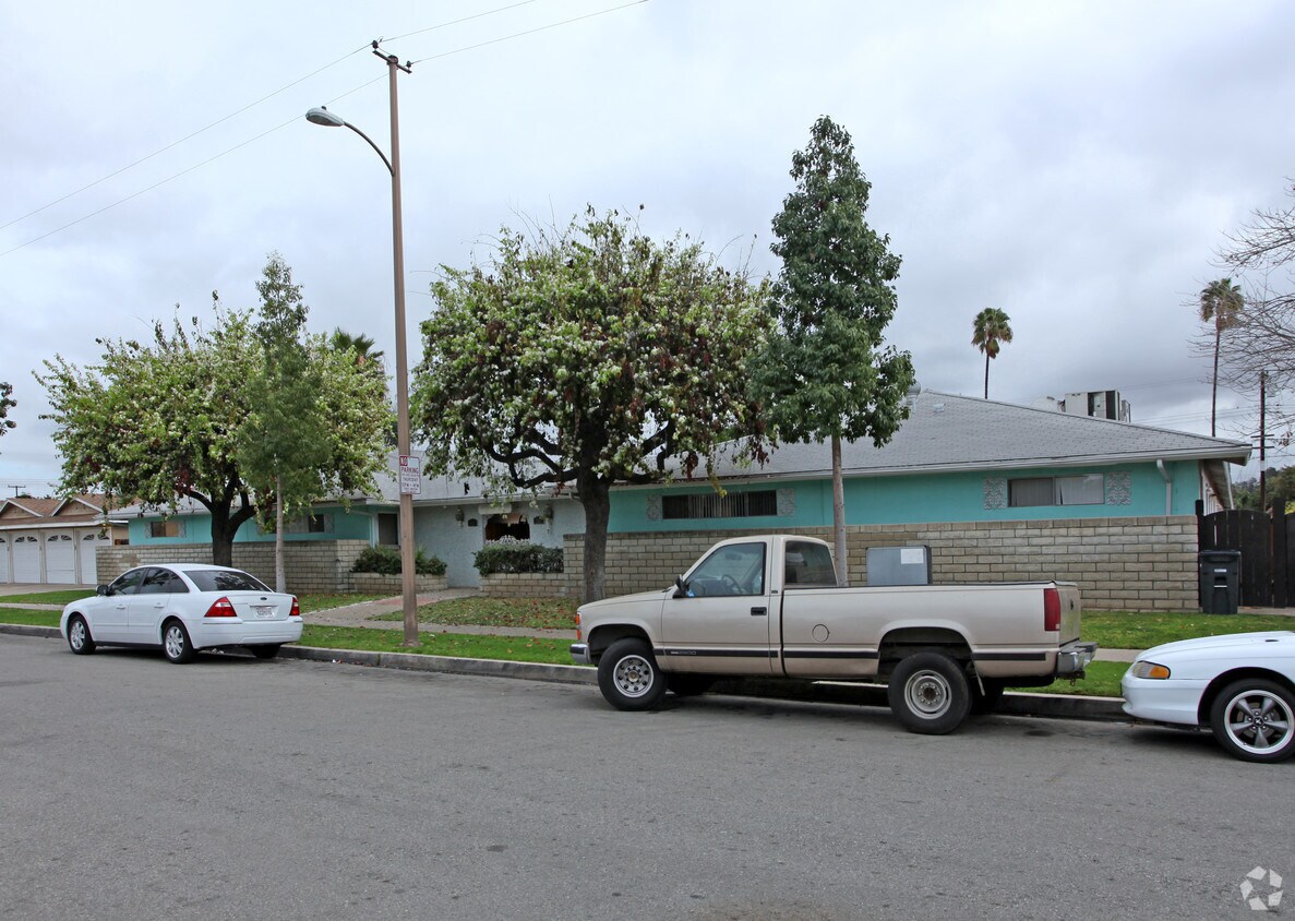 Foto principal - 235-245 S Oak St
