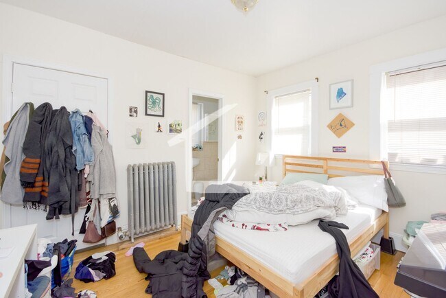 Foto del edificio - Apt near Harvard Ave. T Stop, Heat and Hot Water Included, Modern, Spacious, Sunny!