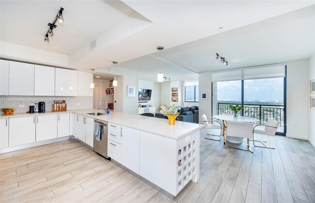 Building Photo - 999 SW 1st Ave