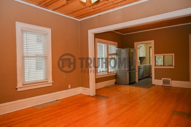 Building Photo - Large 3 Bedroom 2 Bath House w/Fenced in Y...